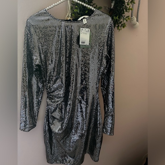 Short dress in sequined silver dress - Picture 2 of 2